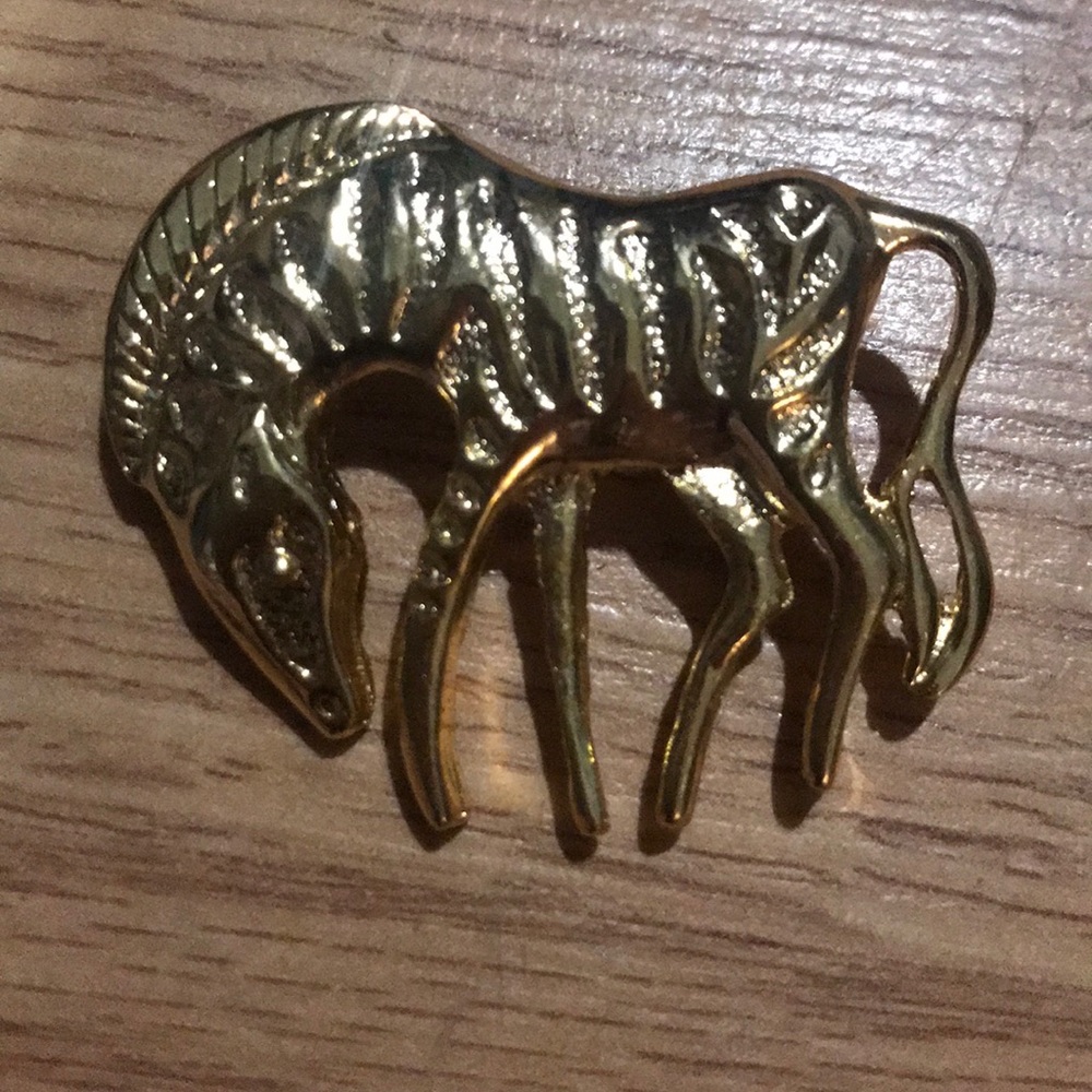 Gold zebra brooch - Picture 2 of 6